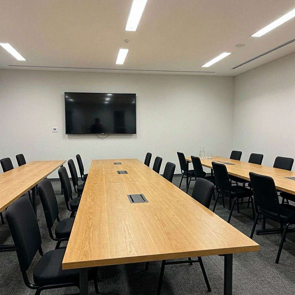 市场团队怎样从网络短时波动中找出写字楼办公视频会议空间配置的改进线索